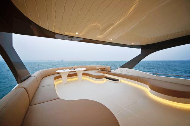 The Chinese play yacht is Party Boat